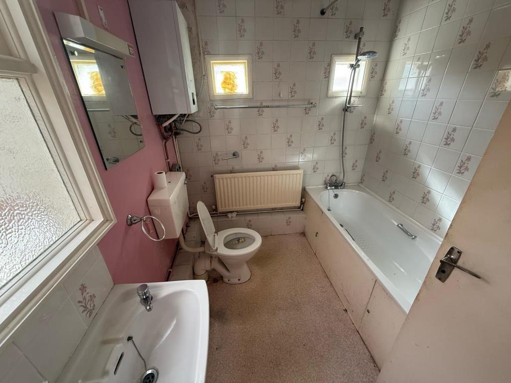 Lot: 114 - MID-TERRACE HOUSE FOR IMPROVEMENT - Bathroom